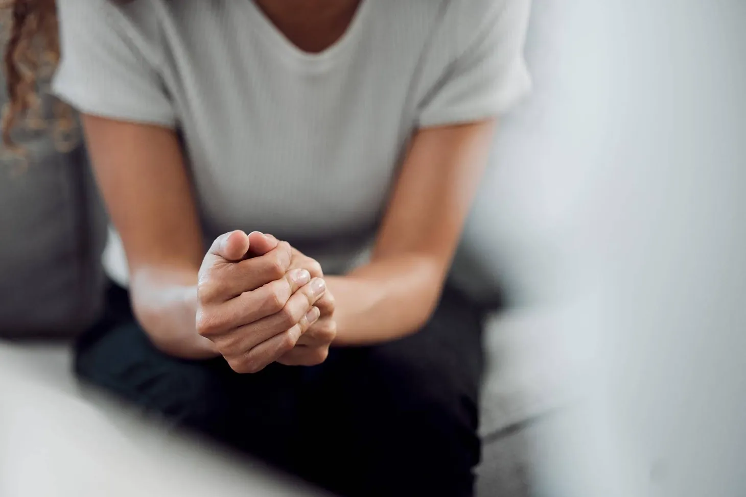 Hænder hvilende i ro — stresscoaching i Kastrup